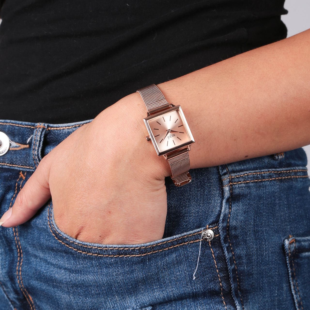 Regal horloge met een rosekleurige kast en band