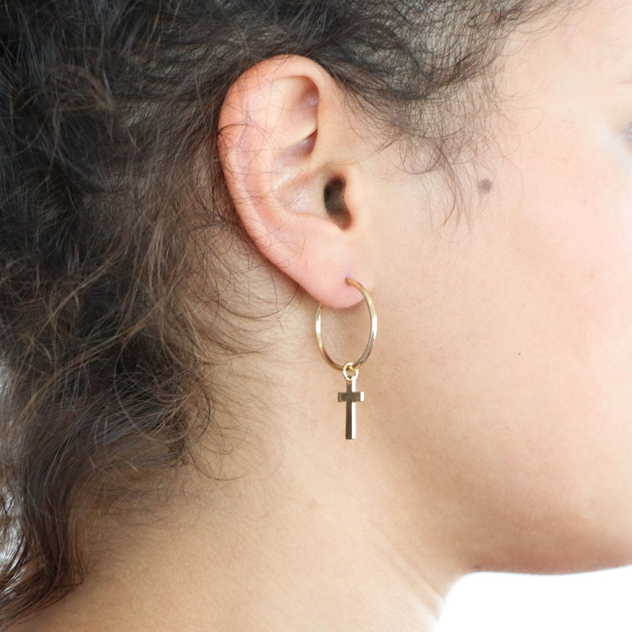 Zilverkleurige byoux oorringen kruis