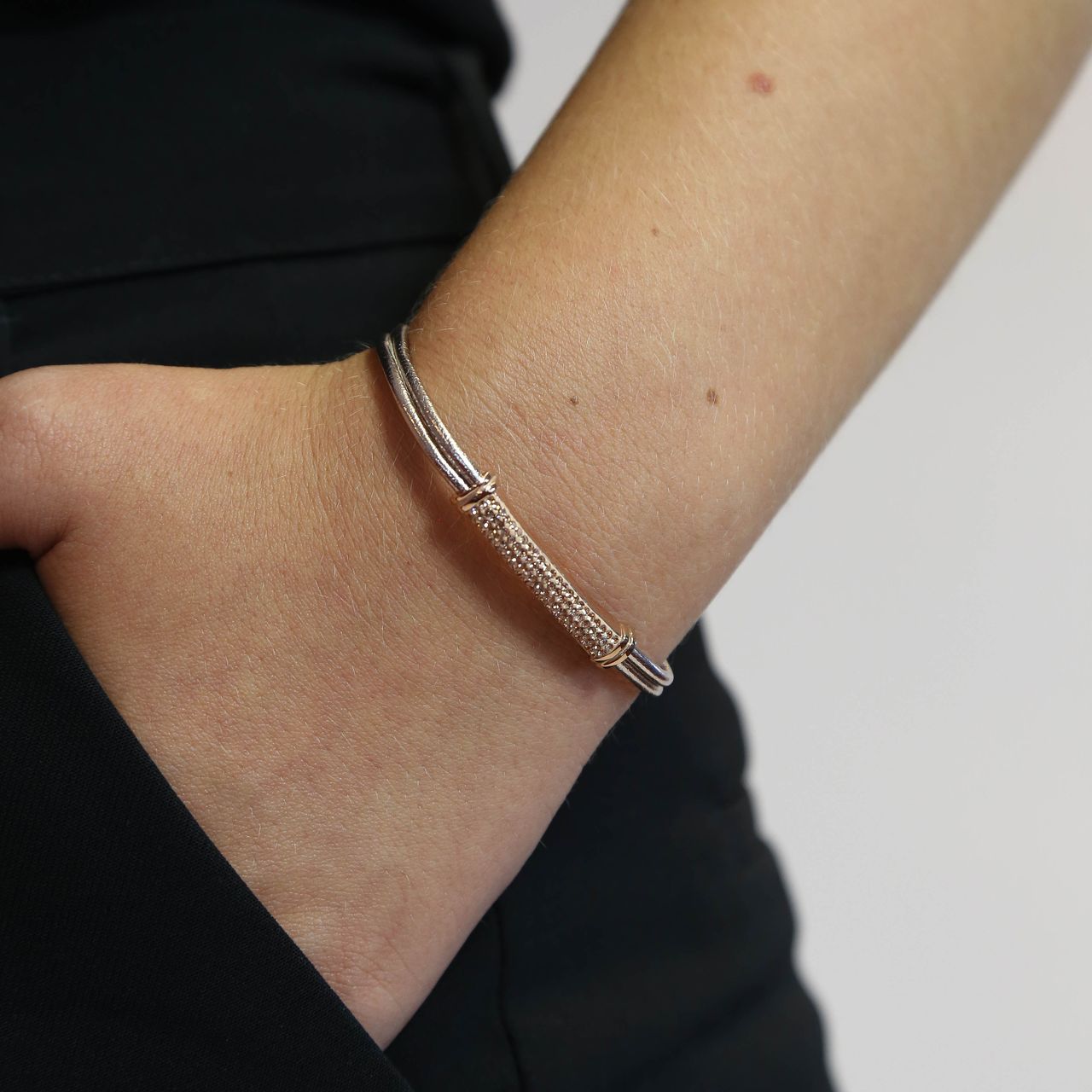 Gerecycleerd stainless steel armband leer rosekleur light peach kristal