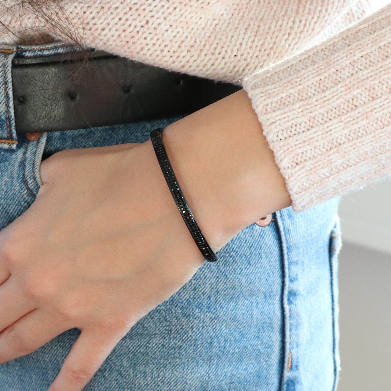 Schwarz beschichteter Armreif aus Edelstal Jet mit Kristall