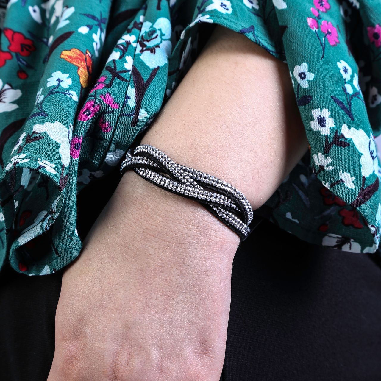 Bijoux goudkleurige wikkelarmband zwart en zilverkleurig voor dames