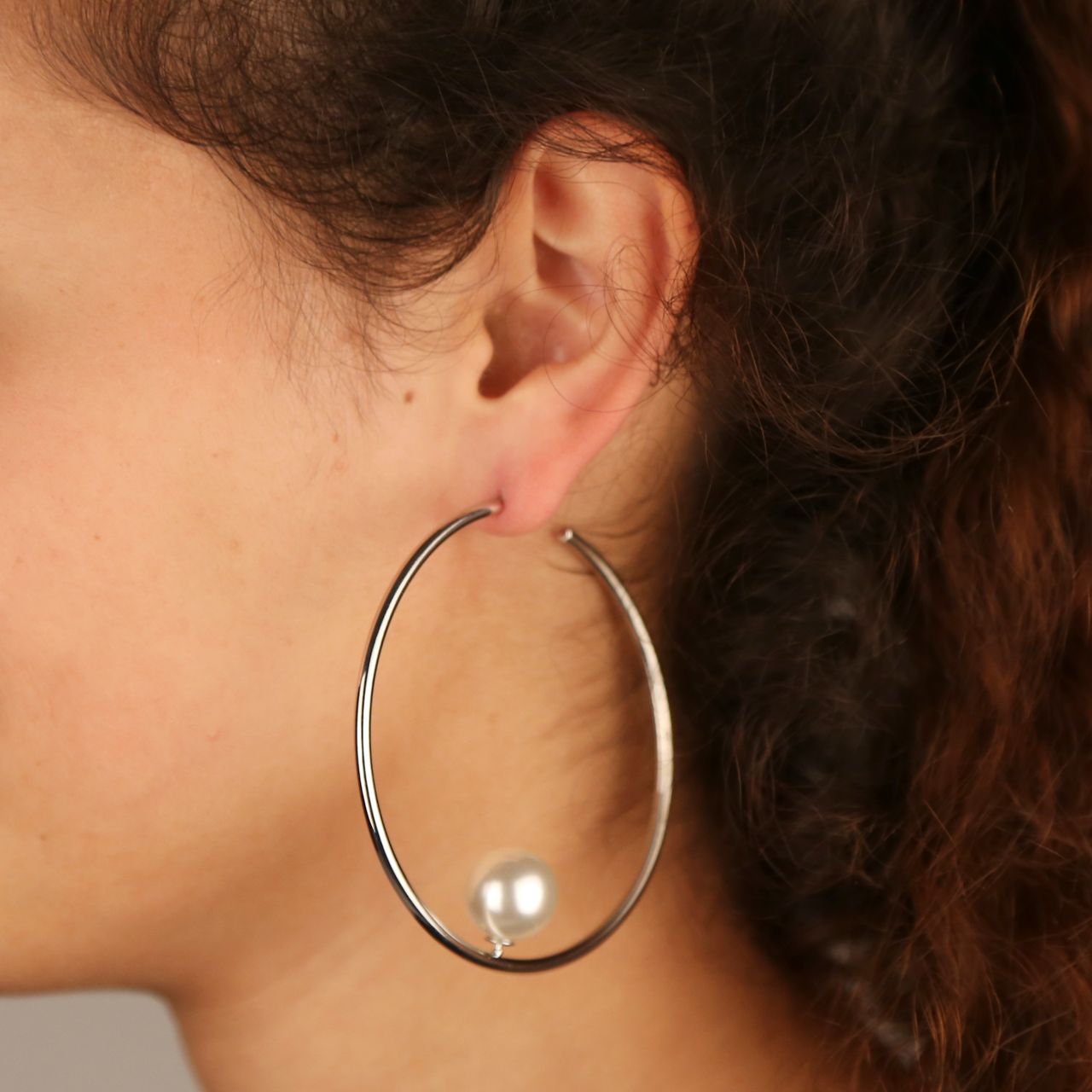 Bijoux zilverkleurige oorringen met parel voor dames