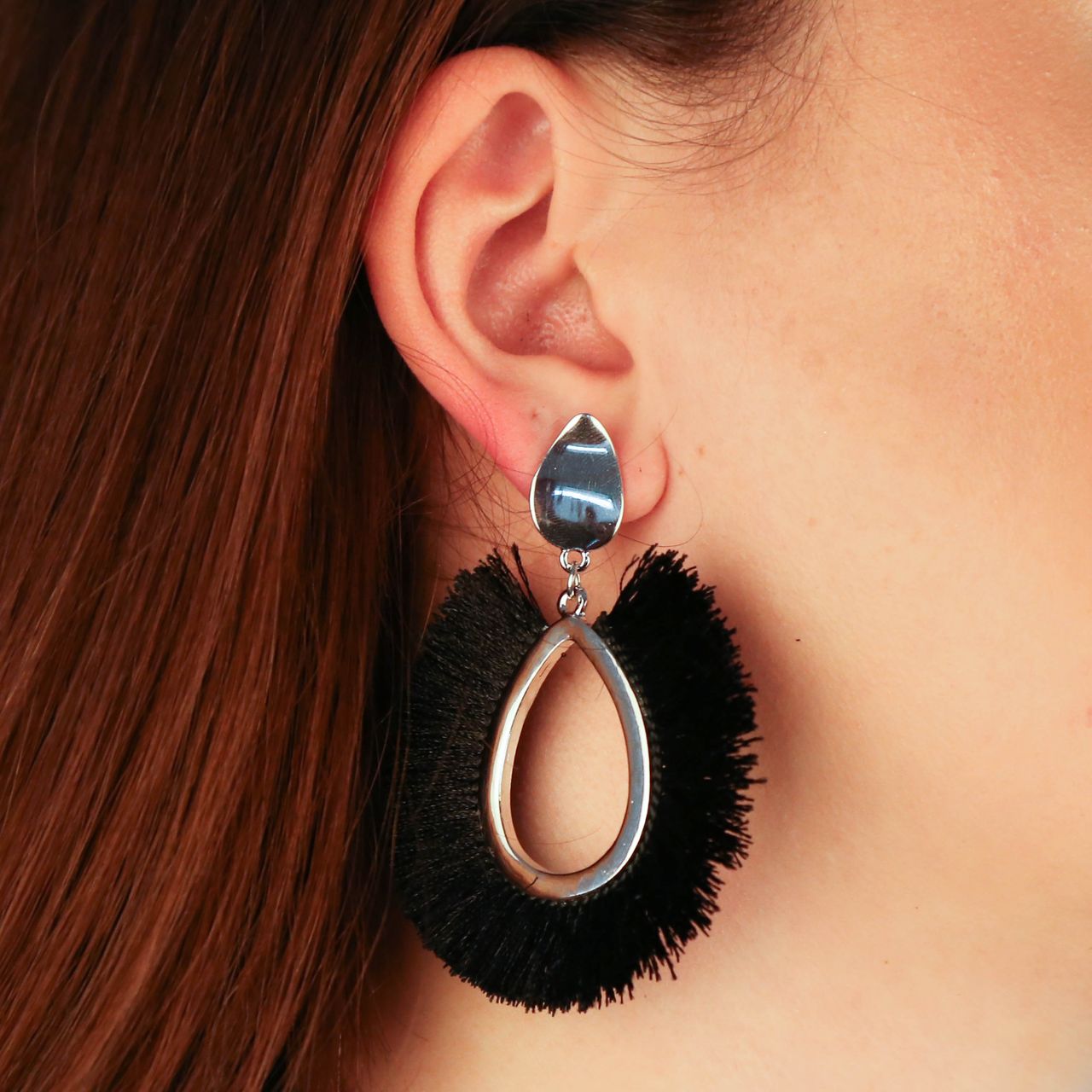 Bijoux zilverkleurige oorringhangers met zwart voor dames