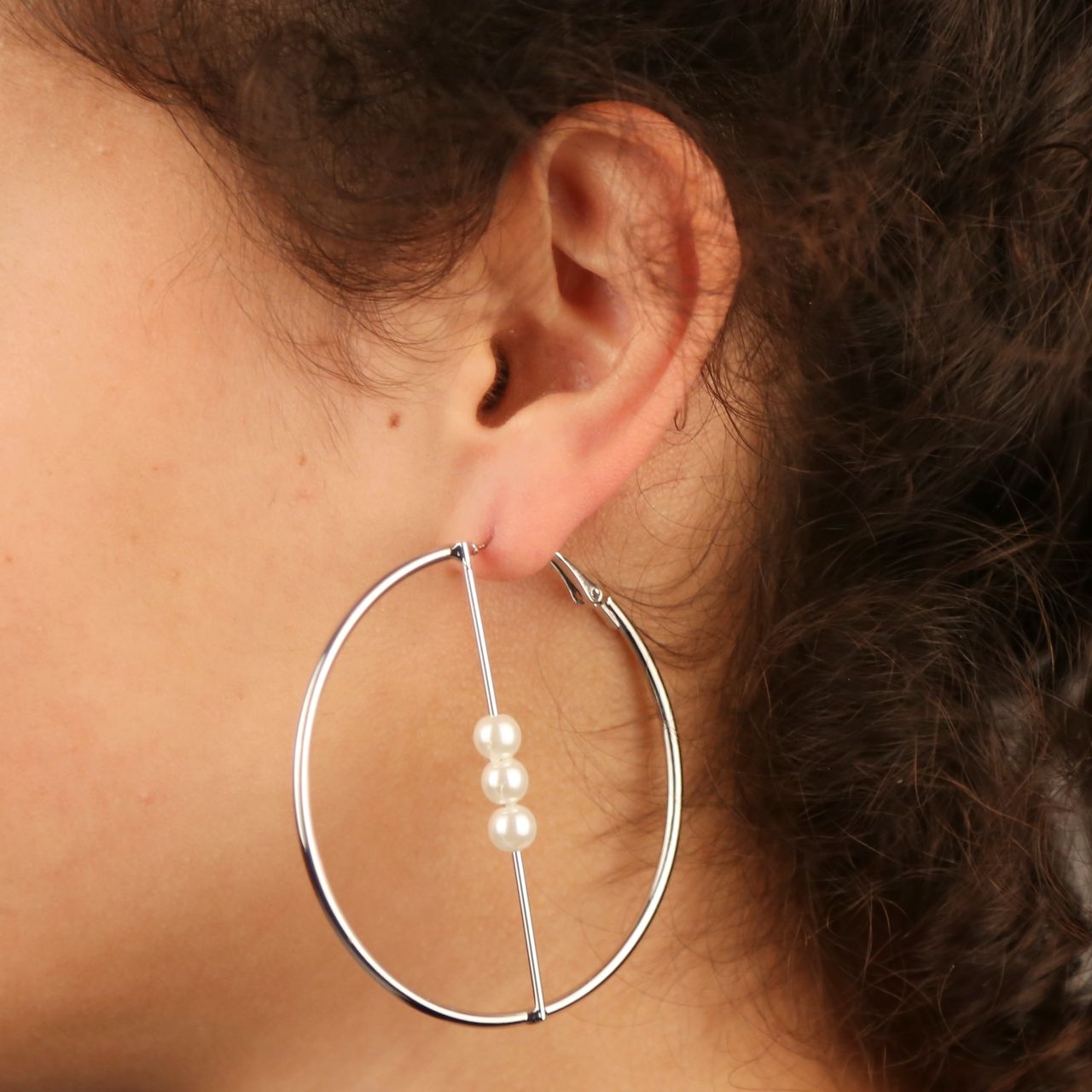 Zilverkleurige byoux oorringen parel