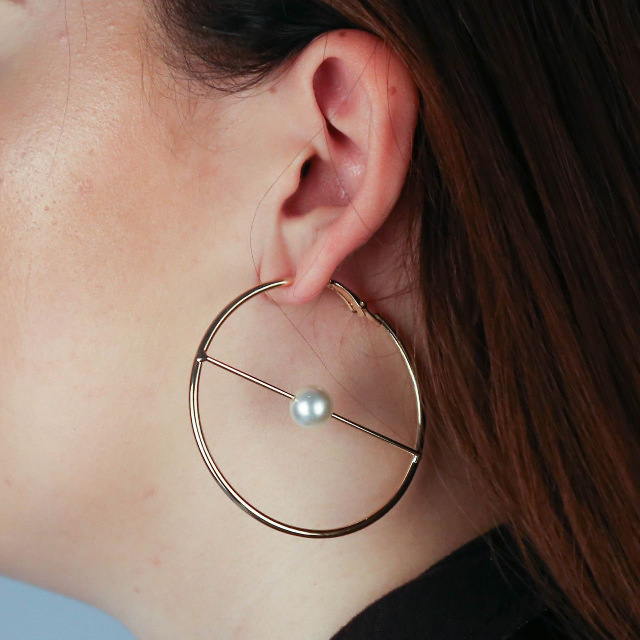 Goudkleurige byoux oorringen parel