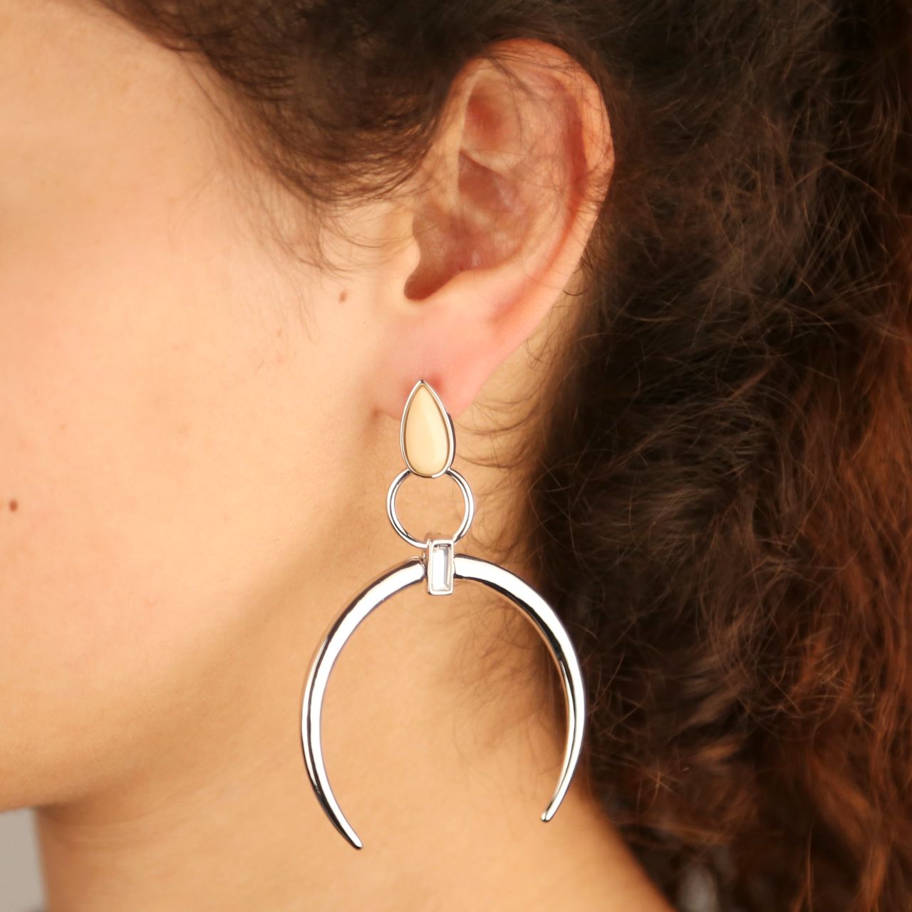 Zilverkleurige byoux oorbellen maan