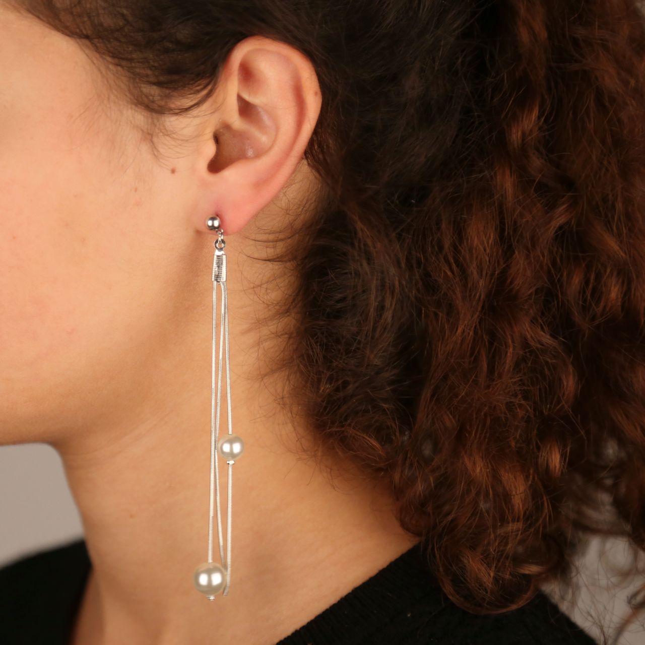 Zilverkleurige byoux oorbellen parel