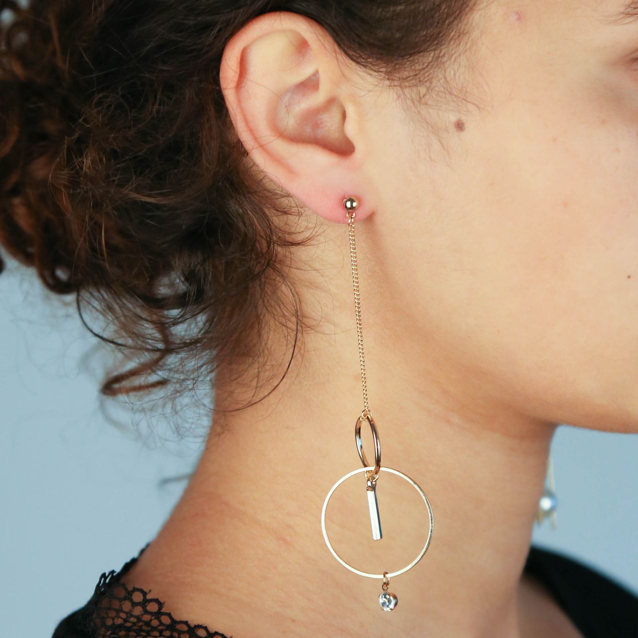 Goudkleurige byoux oorbellen ringen