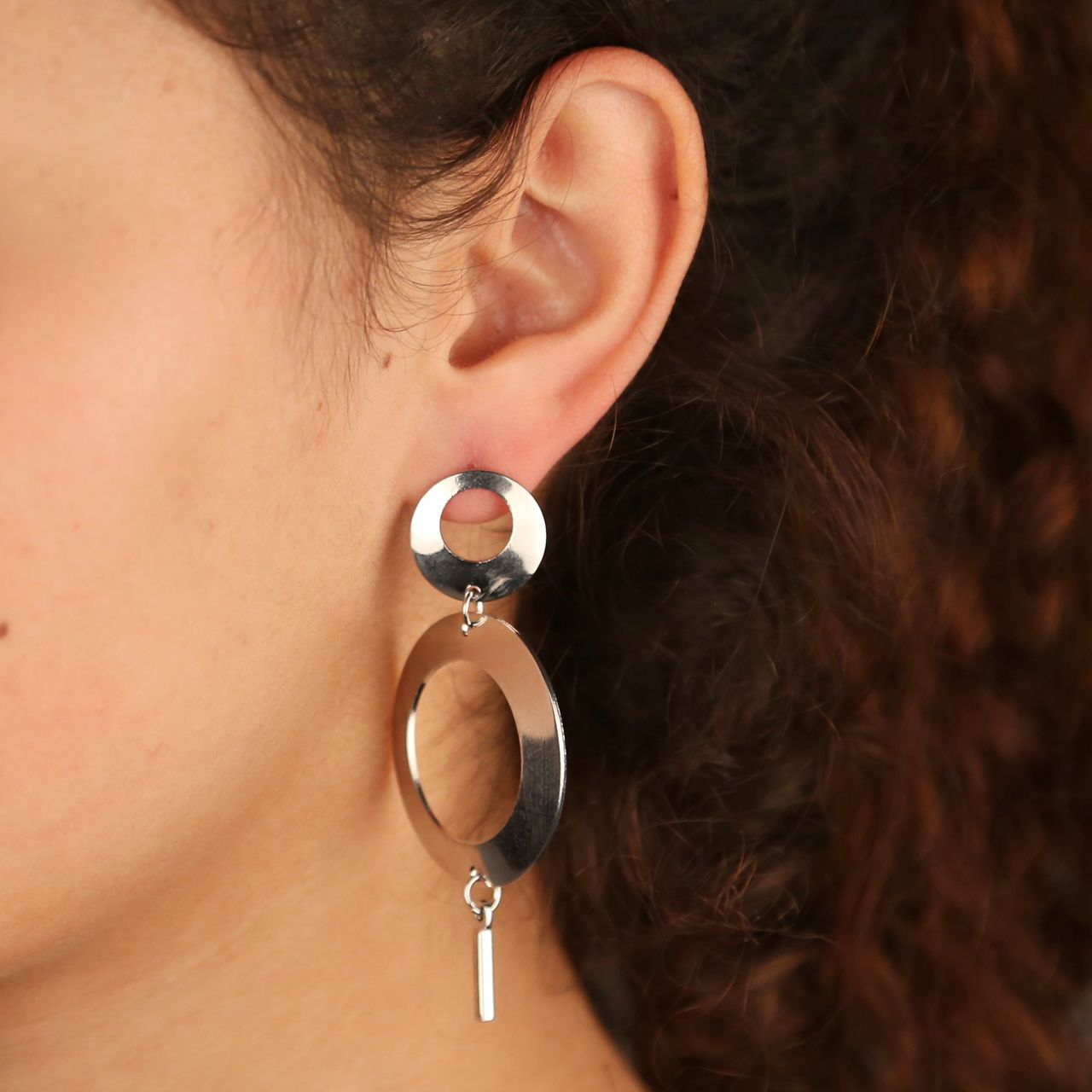 Zilverkleurige byoux oorbellen rond