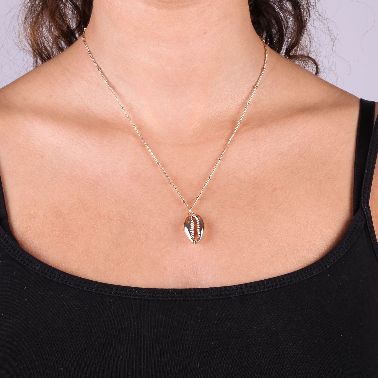 Goudkleurige byoux ketting met hanger schelp