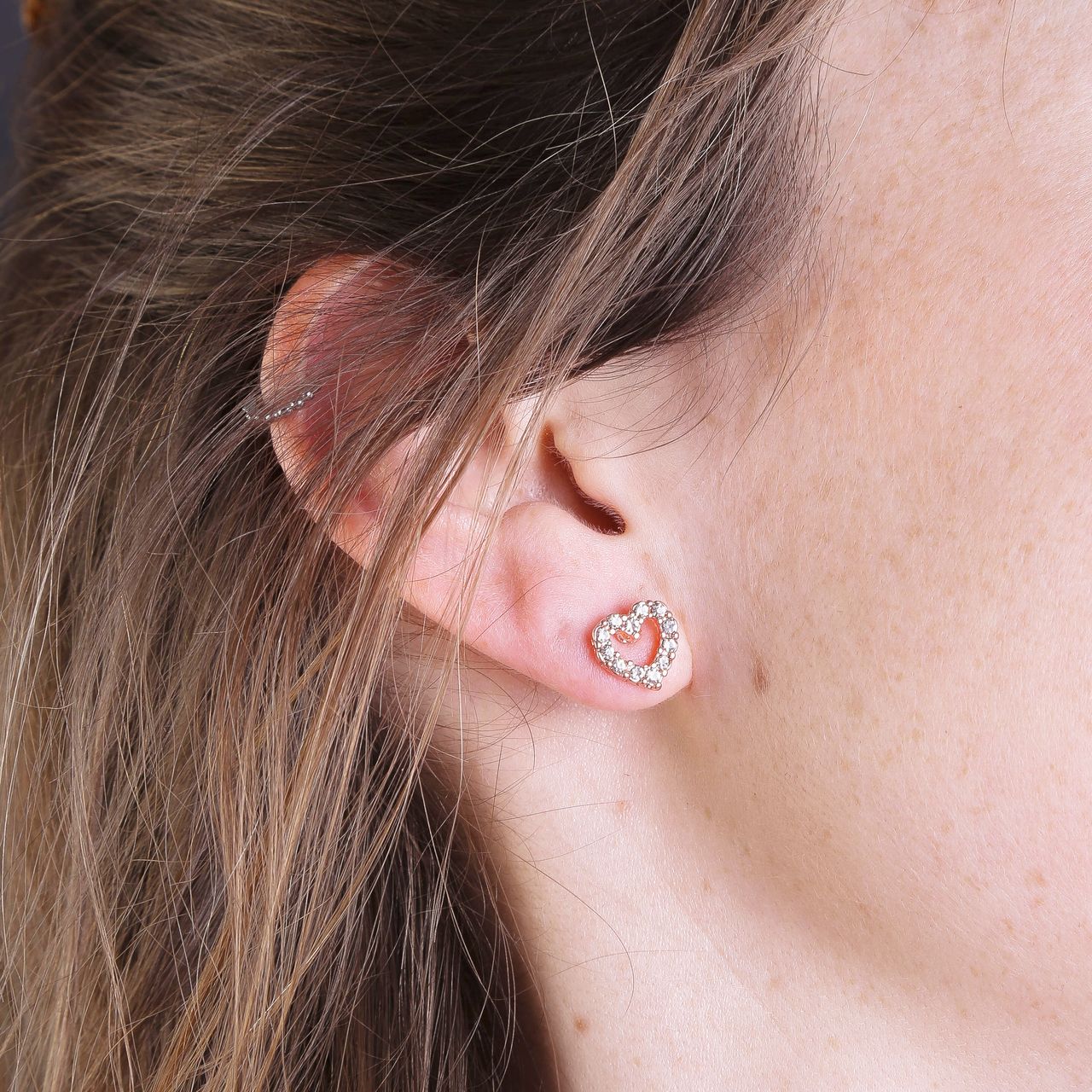 Goudkleurige byoux oorbellen met hart en strass