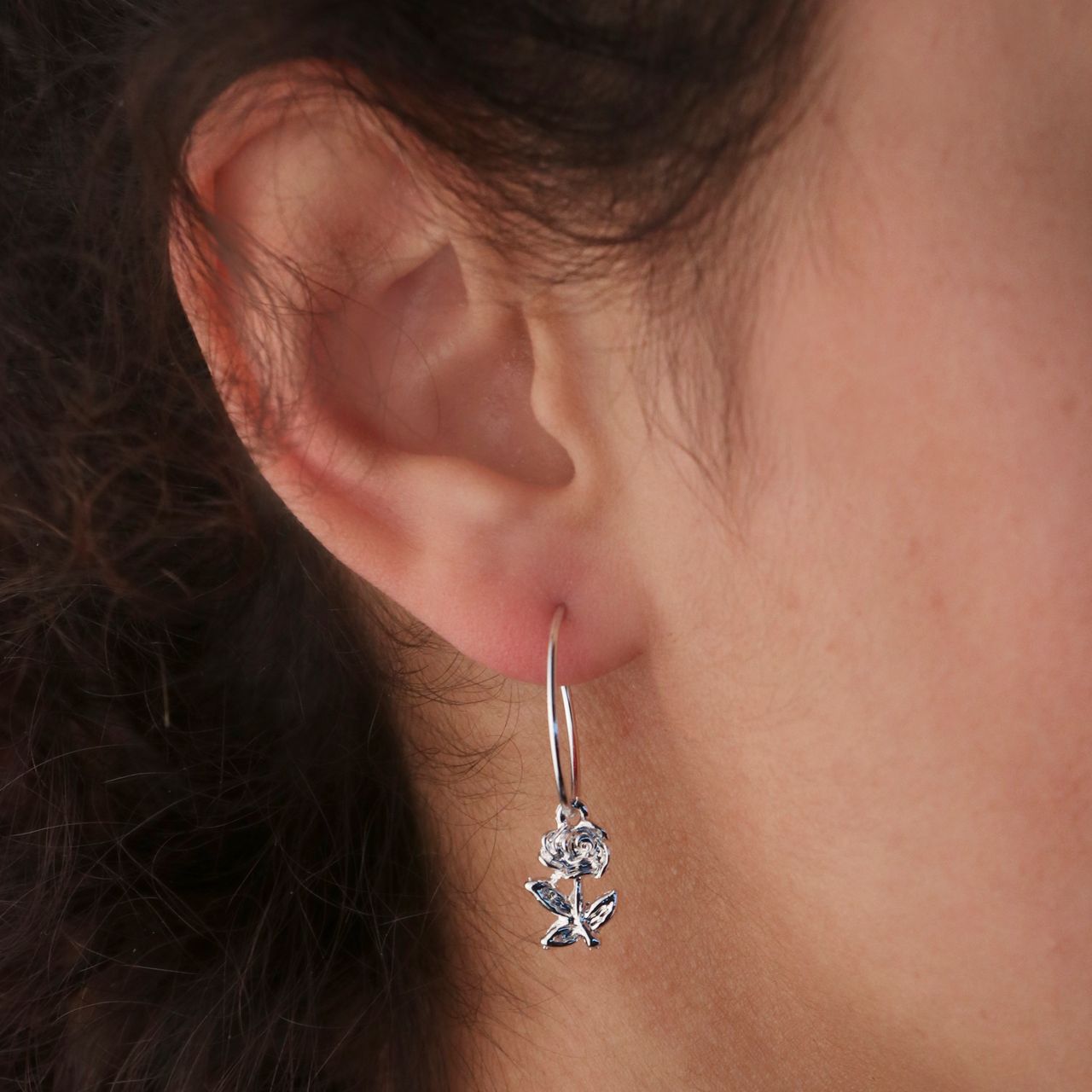 Bijoux zilverkleurige oorringen met hanger bloem voor dames