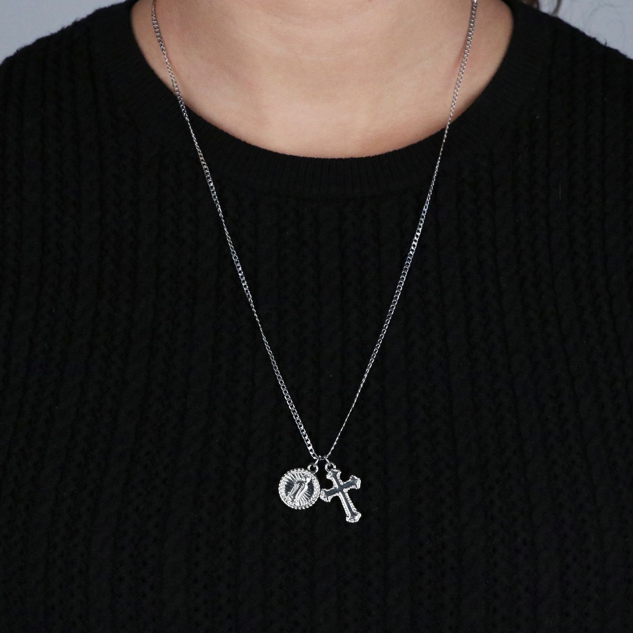 Zilverkleurige byoux ketting kruisje en muntje