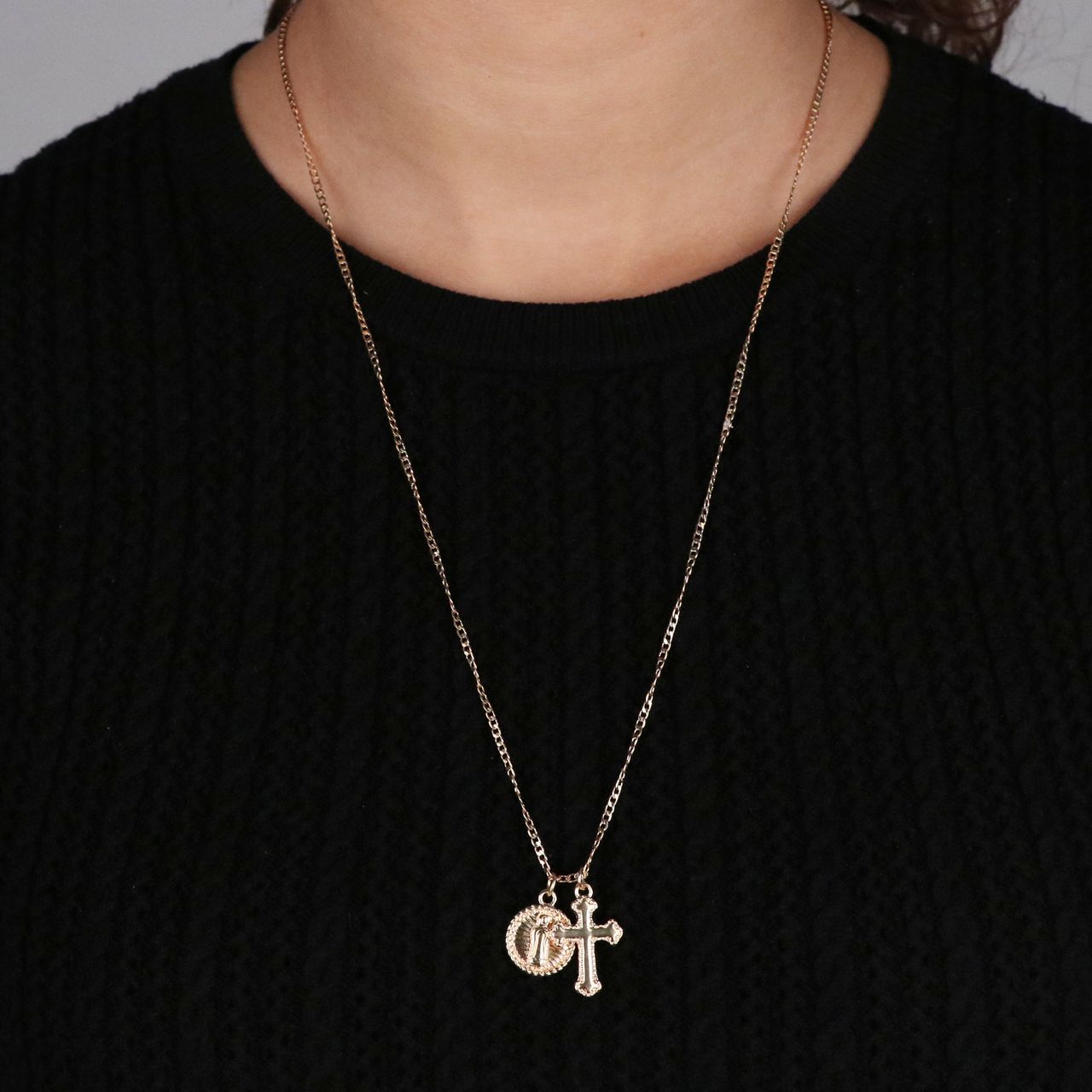 Bijoux goudkleurige ketting met hanger met kruis en munt voor dames