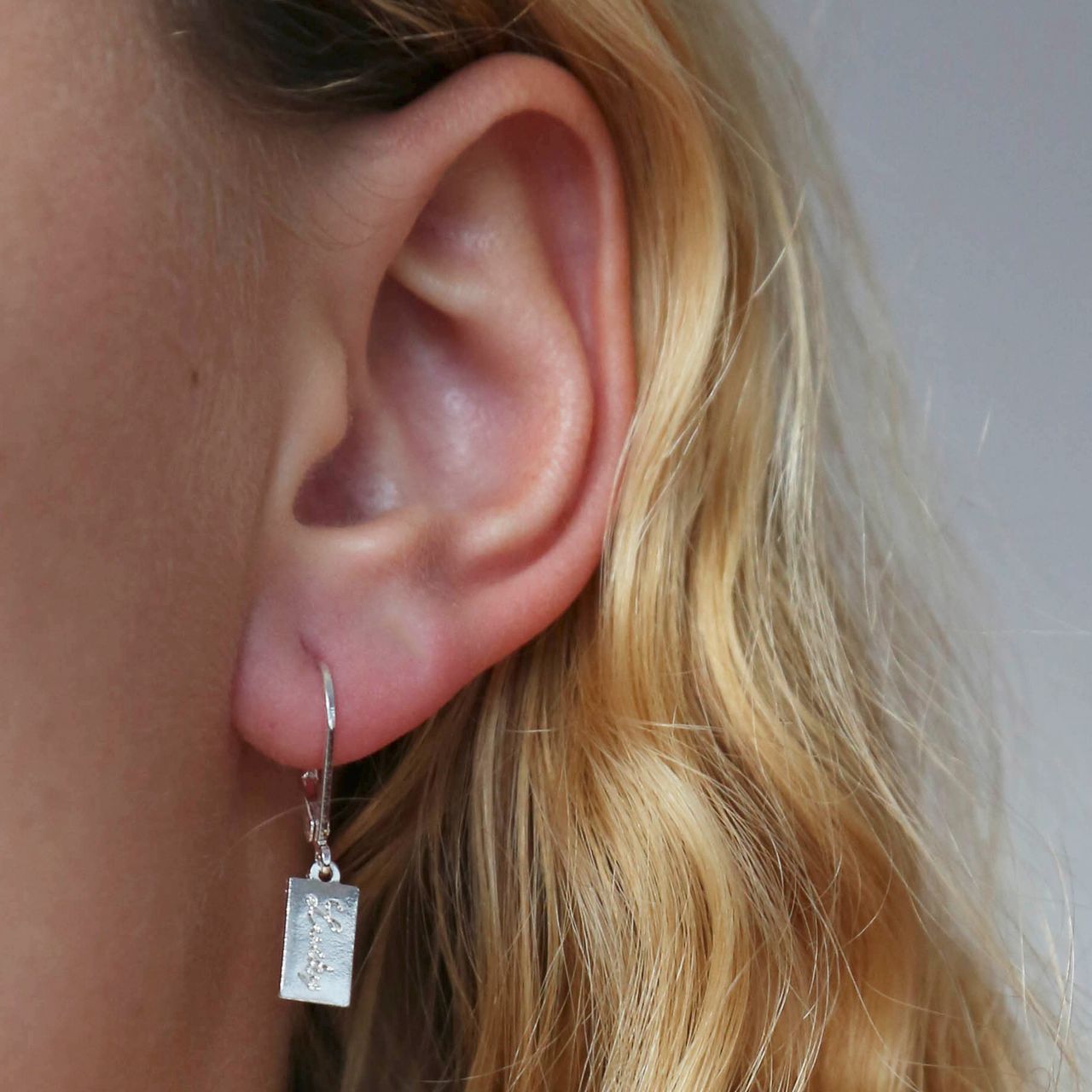 Zilverkleurige bijoux oorbellen lucky