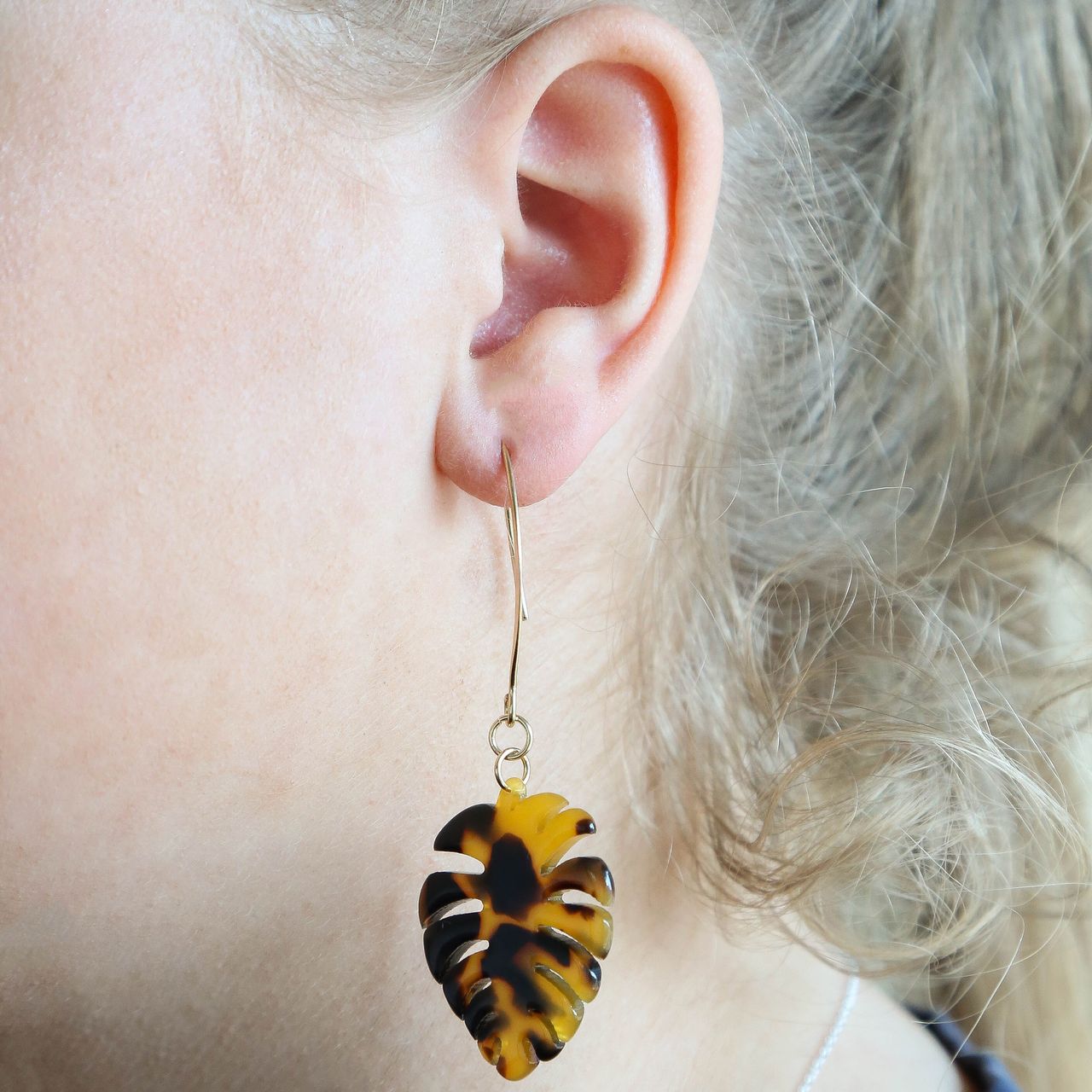 Byoux oorbellen blad bruin