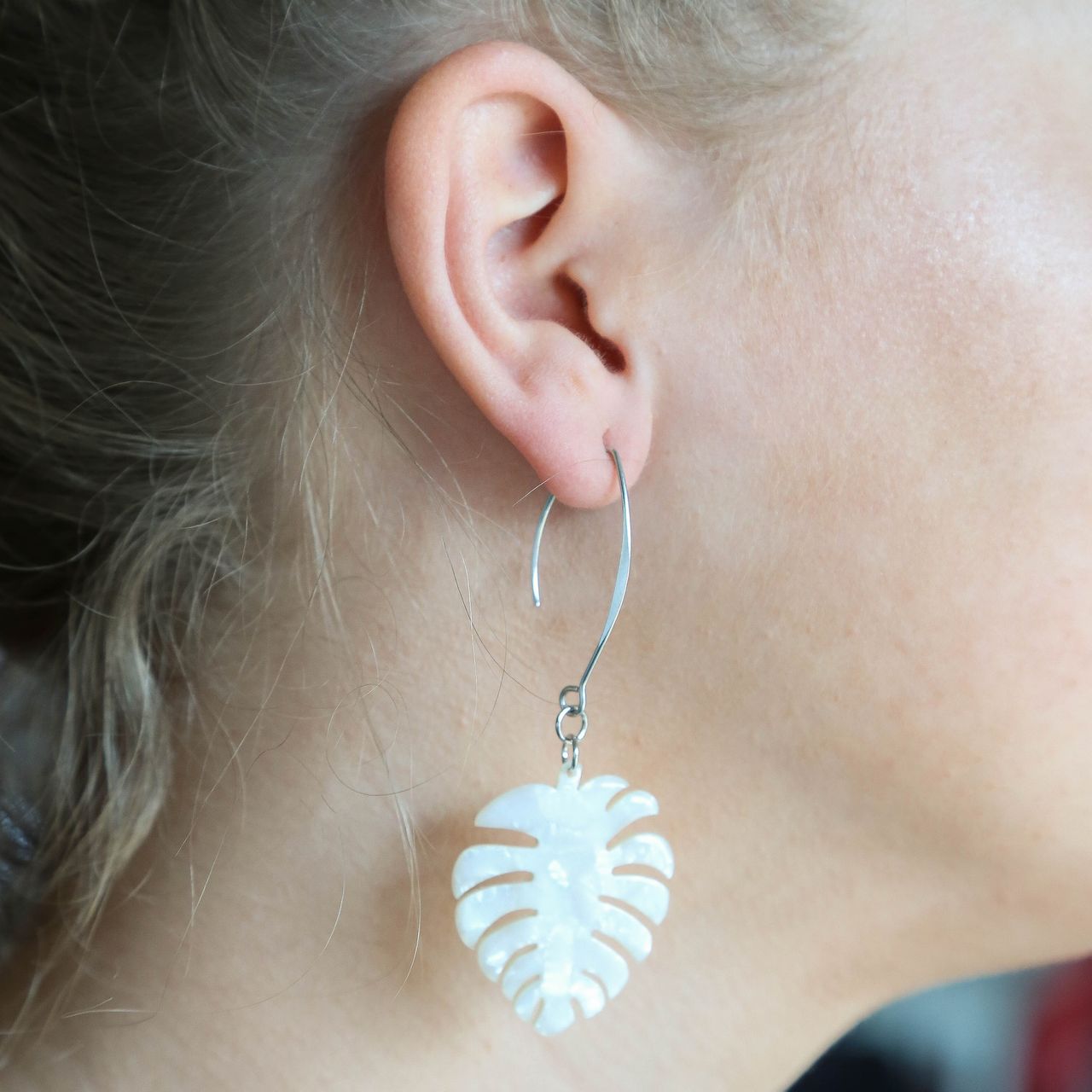 Bijoux zilverkleurige oorringhangers blad voor dames