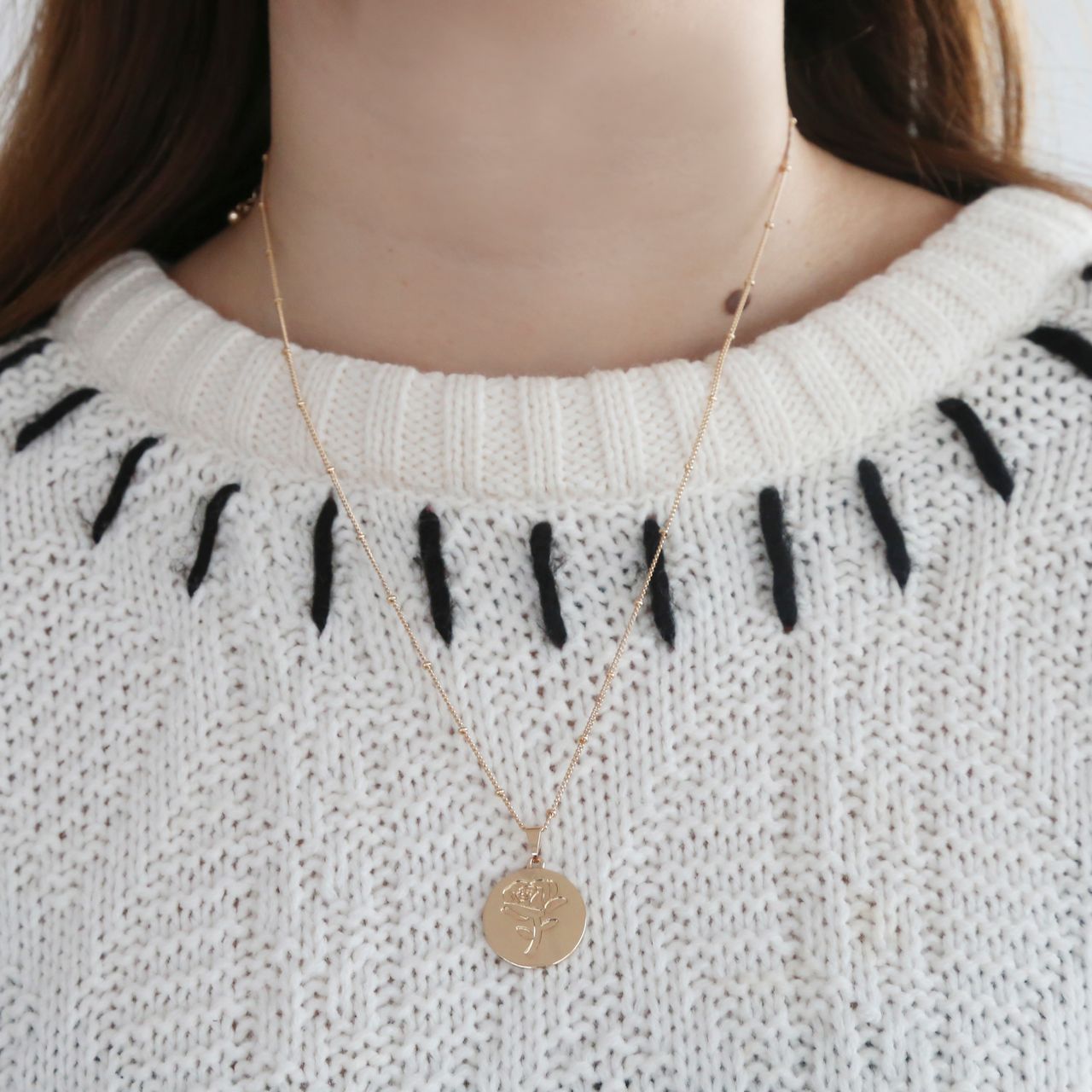 Goudkleurige byoux ketting met munt roos