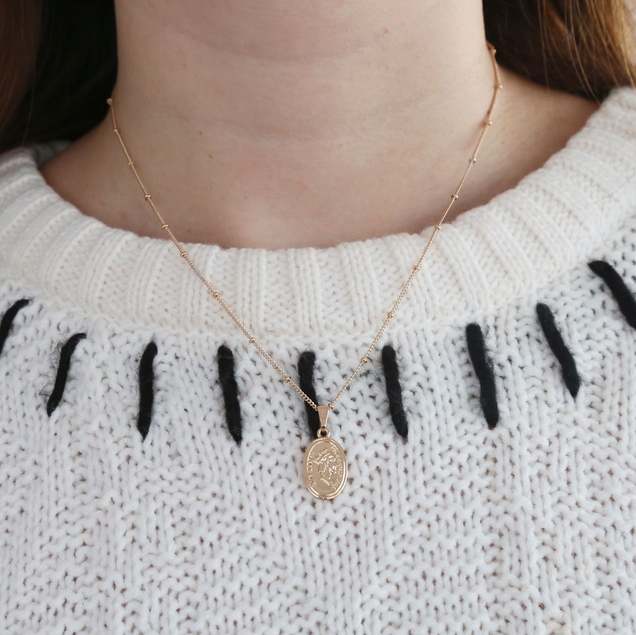 Goldfarbene Byoux-Kette mit ovaler Münze