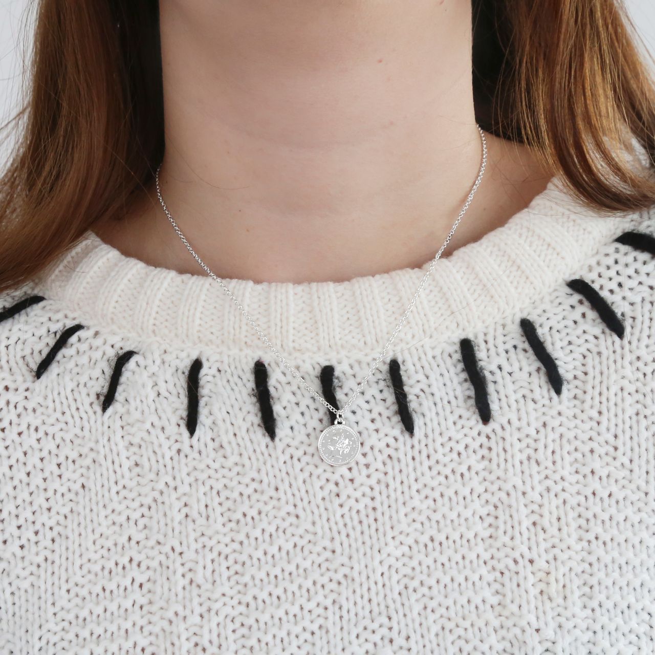 Zilverkleurige byoux ketting met munt