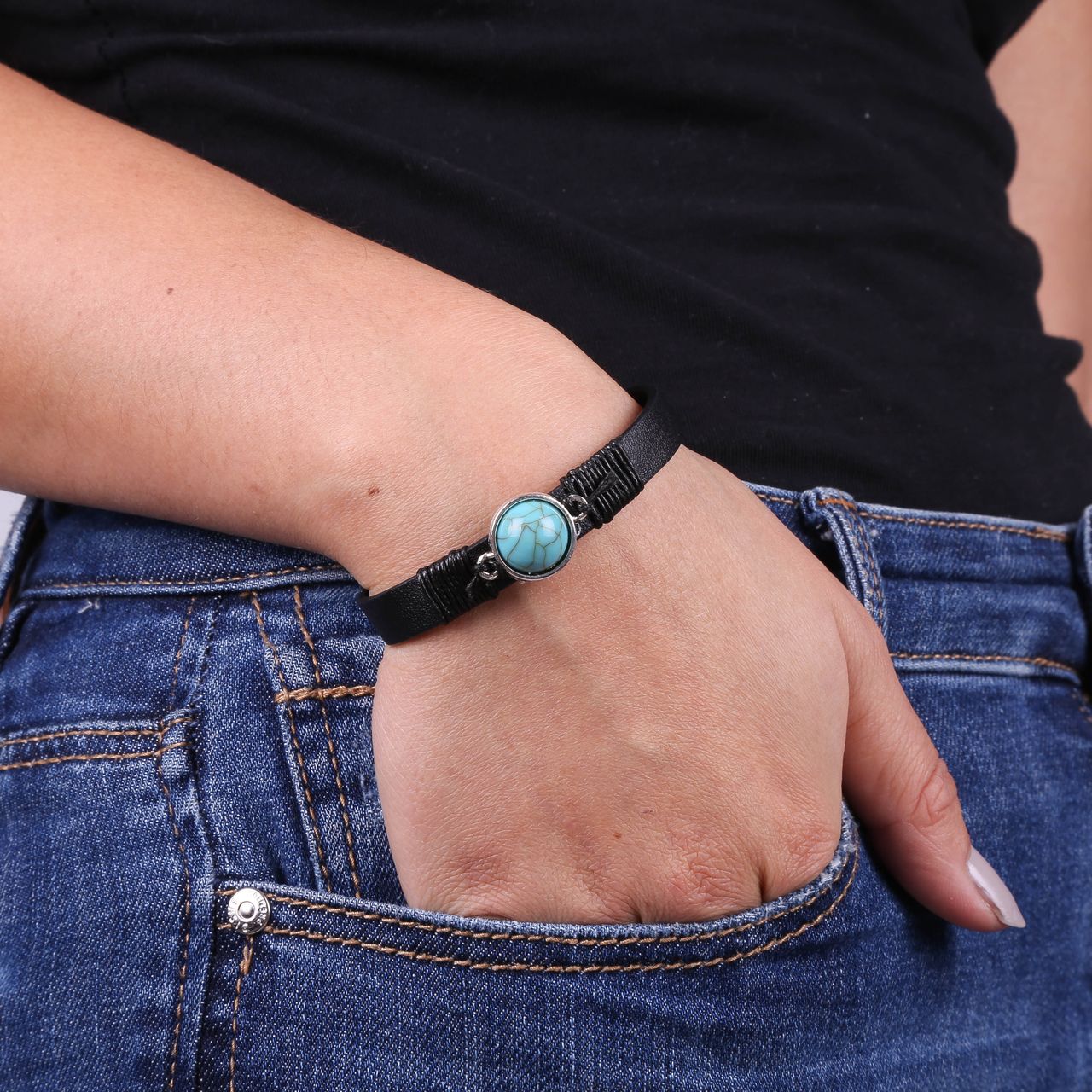 Zwarte byoux armband met blauwe steen