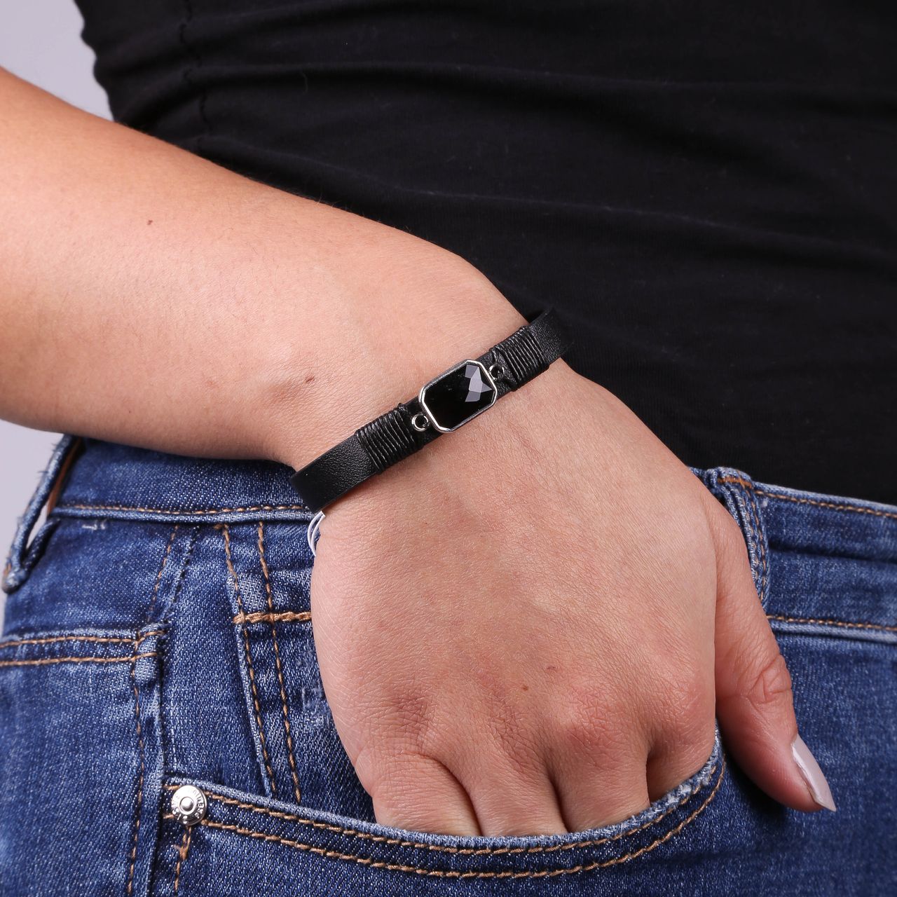 Zwarte byoux armband met zwarte steen