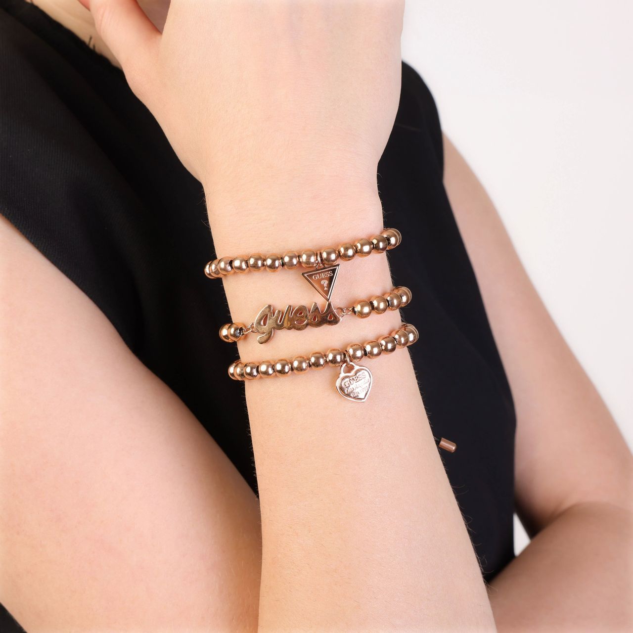 Guess stainless steel roséplated kralenarmband met letterhanger voor dames