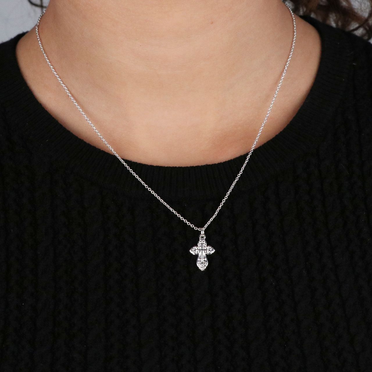 Zilverkleurige byoux ketting met hanger kruis