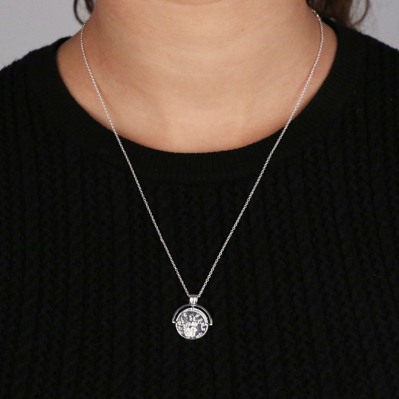 Zilverkleurige byoux ketting met hanger munt