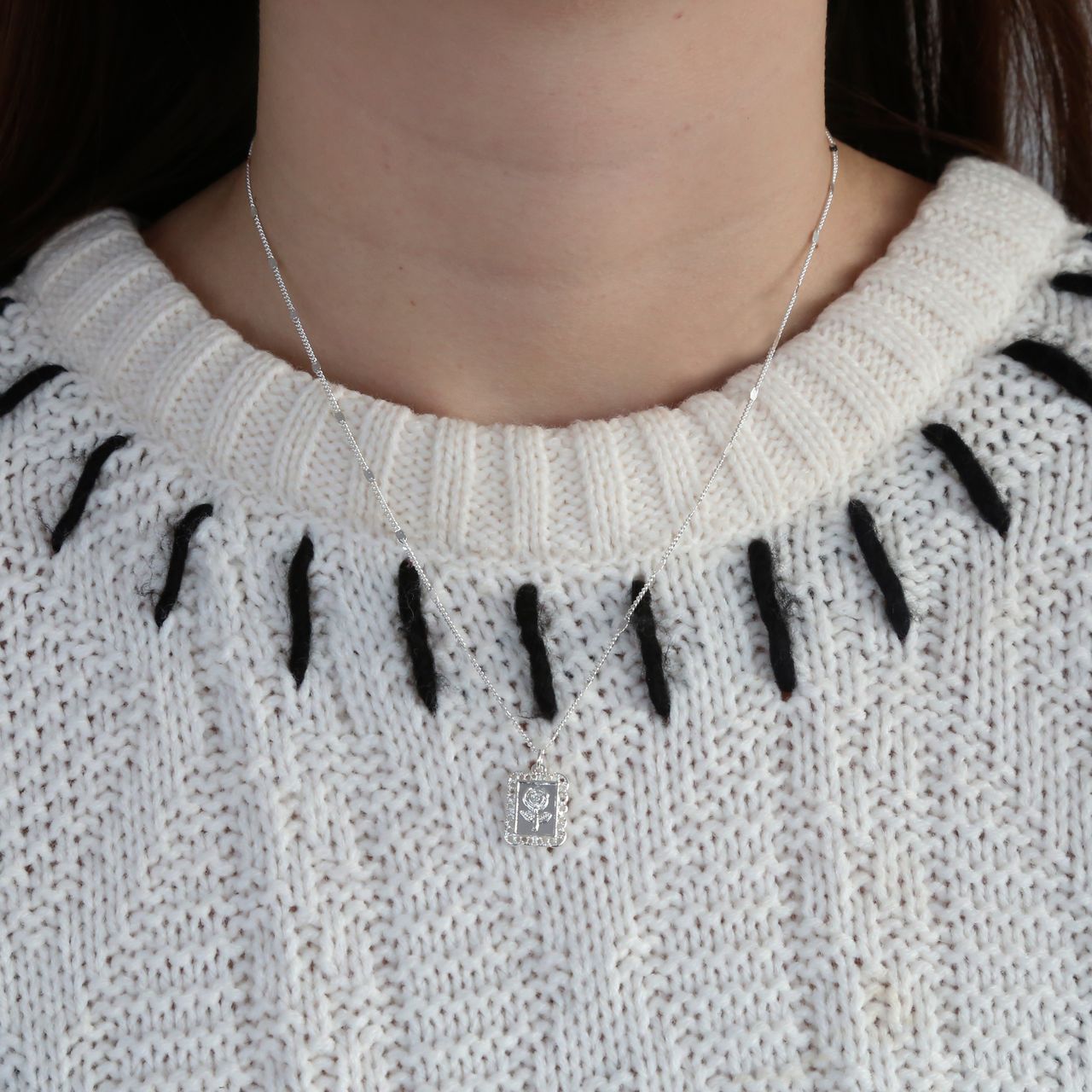 Zilverkleurige byoux ketting met hanger roos