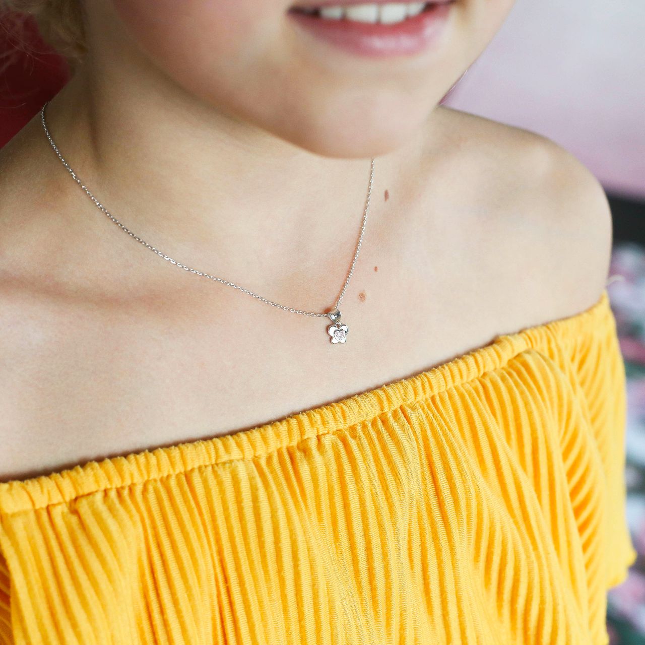 Zilveren kinderketting vlinder met roze zirkonia