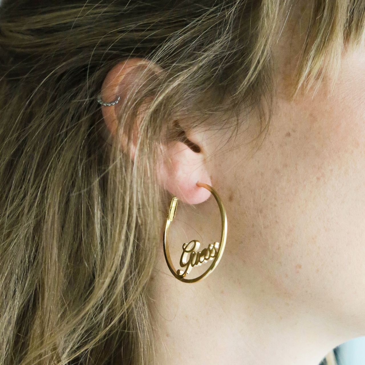 Guess oorbellen goldplated Gues logo