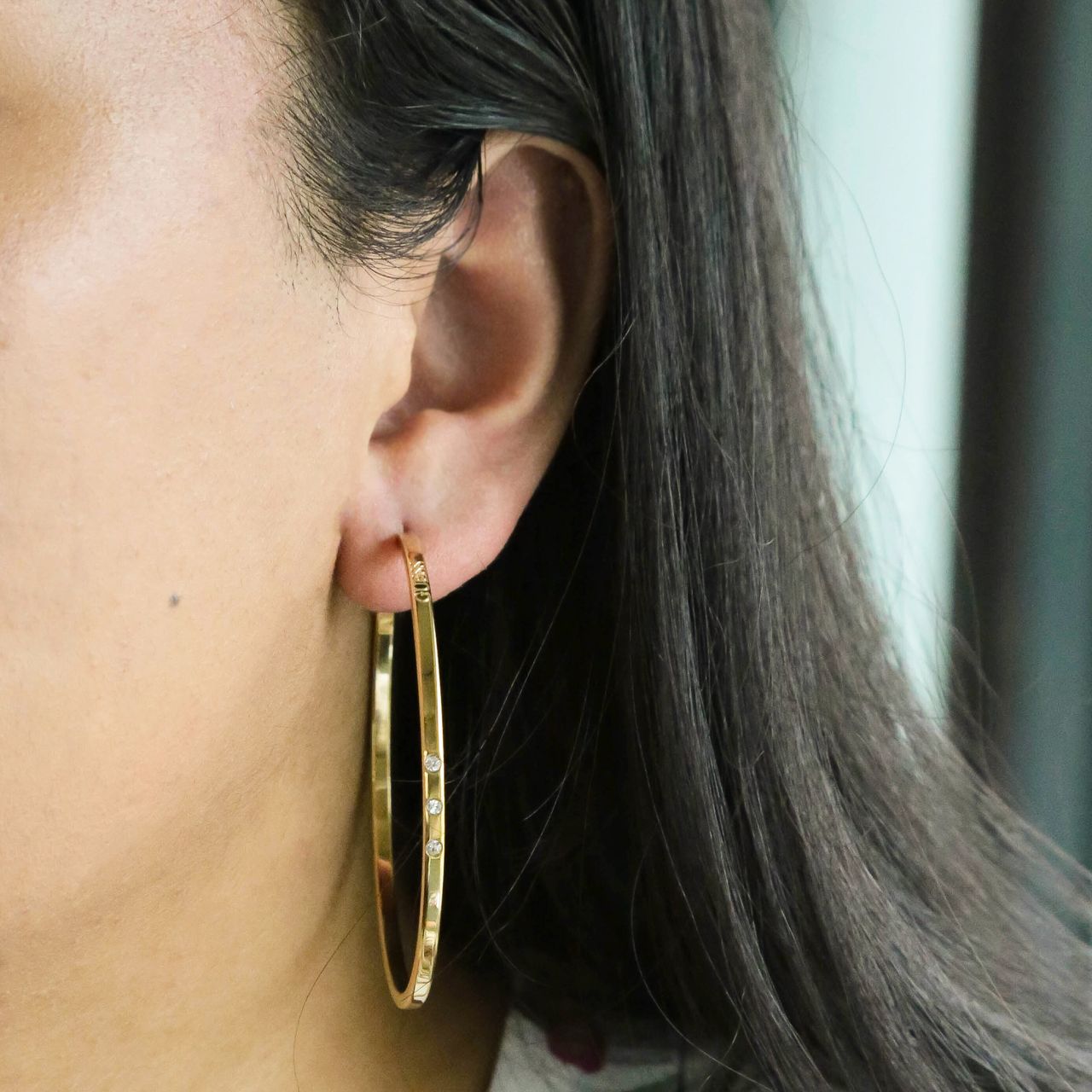 Guess stalen goldplated oorbellen Round & Round