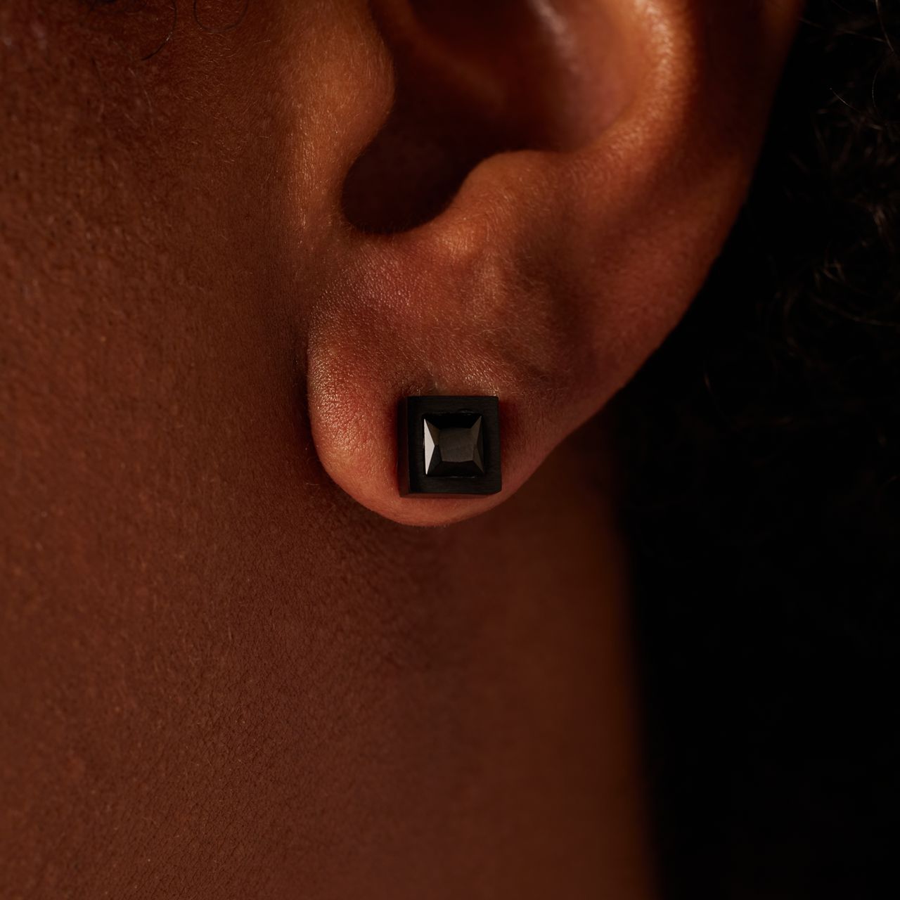 Gerecycled stainless steel blackplated oorknoppen met zwarte zirkonia voor heren