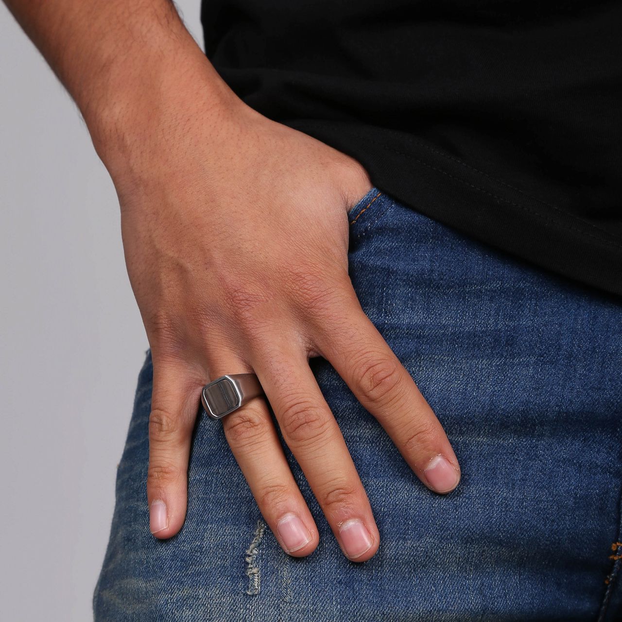 Gerecycleerd stalen heren zegelring met meshy grey