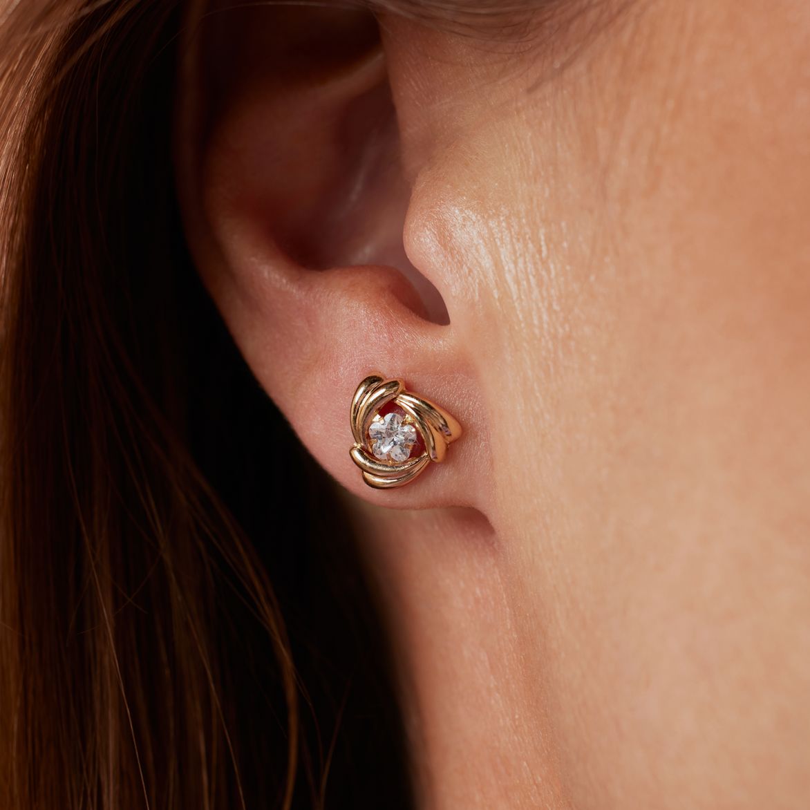 14 karaat geelgouden oorknoppen swirl met zirkonia voor dames
