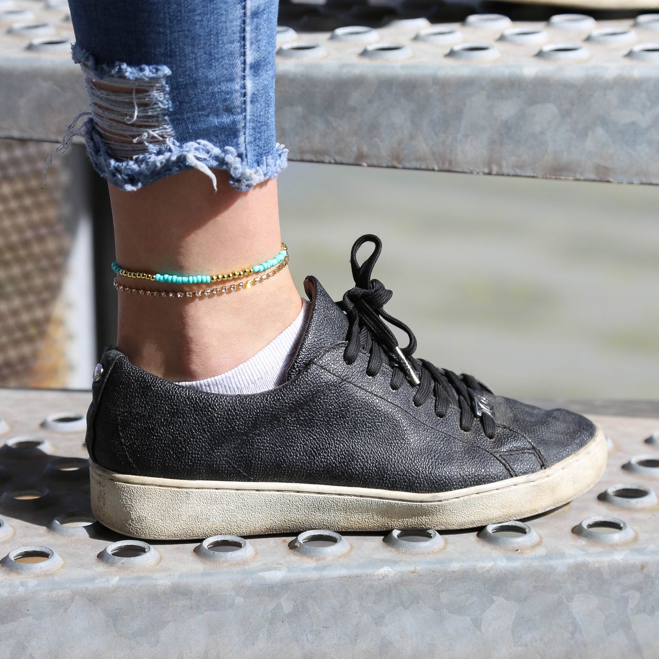 Goudkleurig byoux enkelbandje multi strass