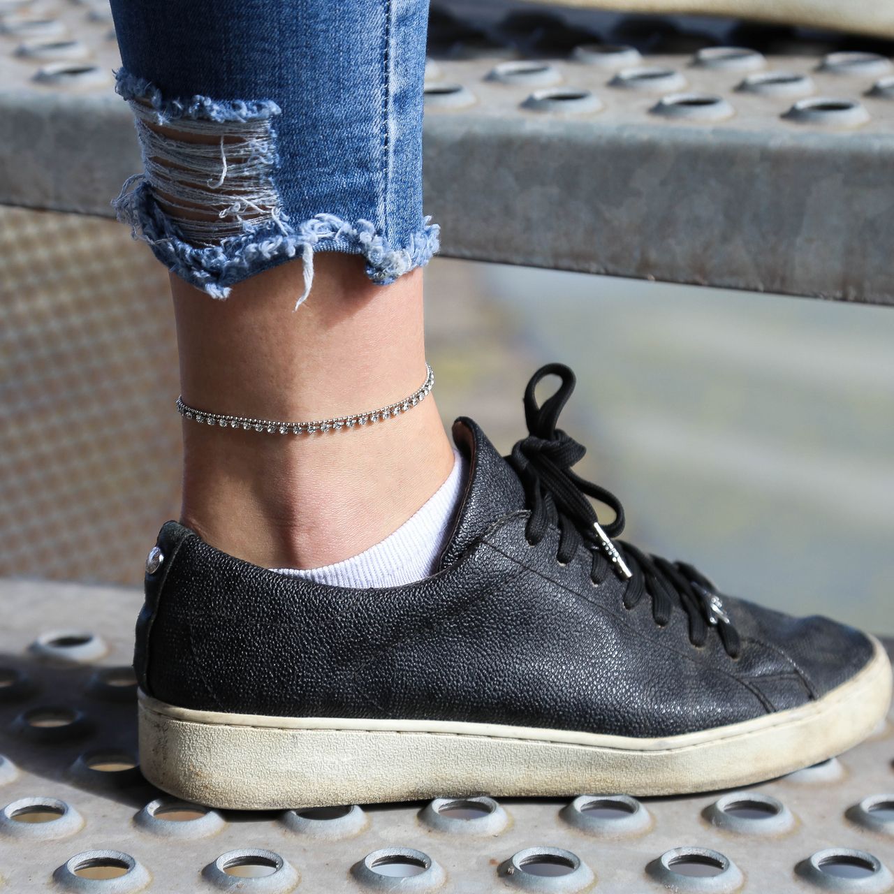 Zilverkleurig byoux enkelbandje multi strass