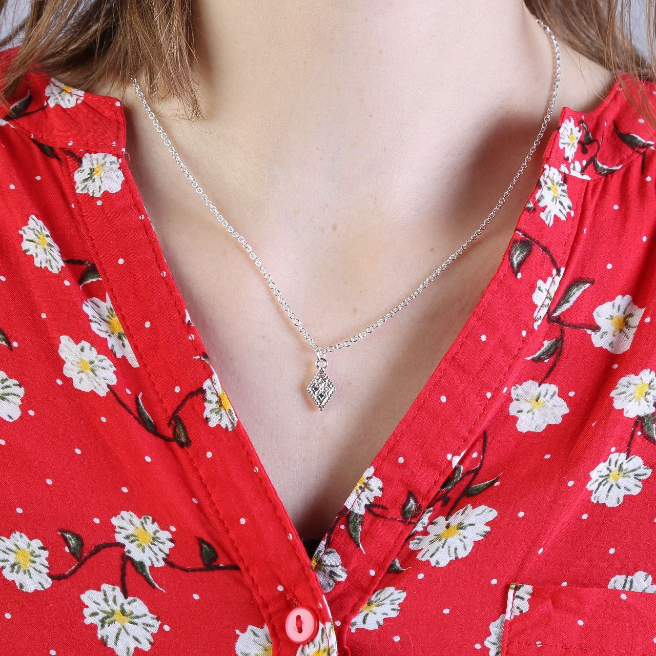 Zilverkleurige byoux ketting met hanger ruit