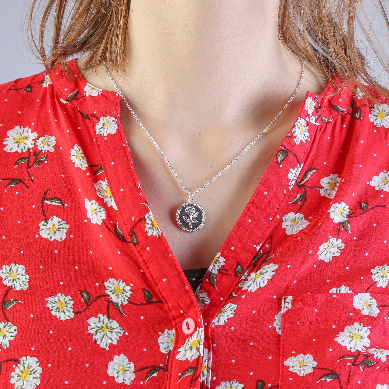 Zilverkleurige byoux ketting met munthanger roos