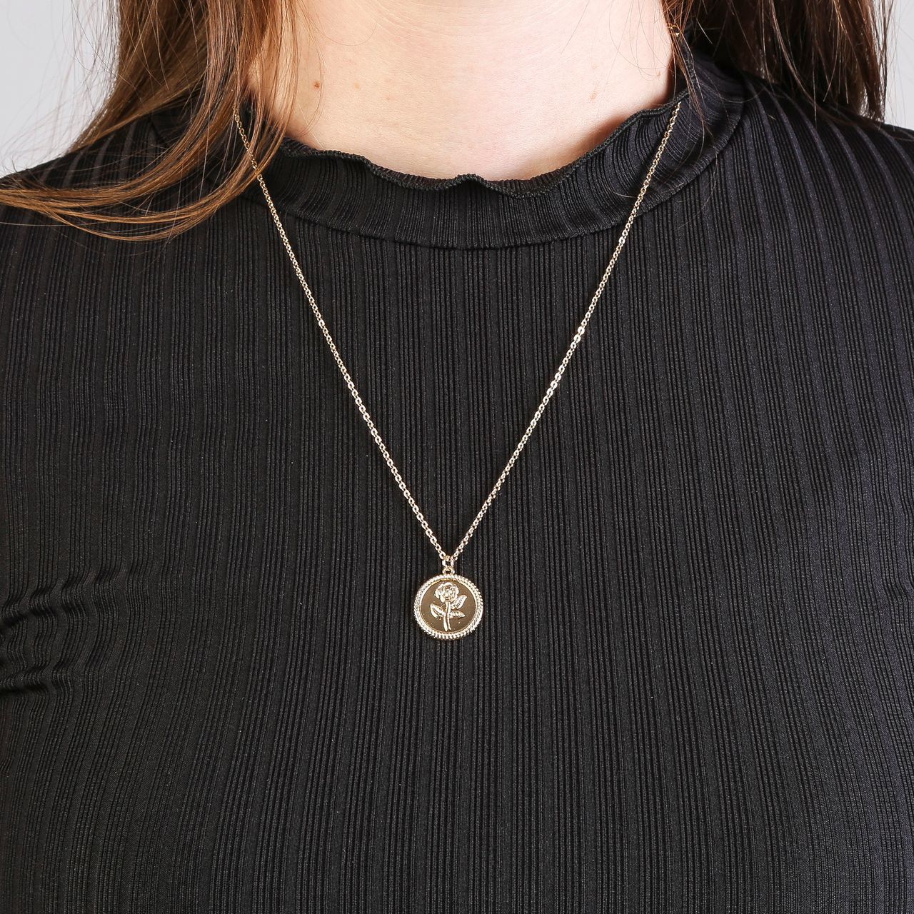 Goudkleurige byoux ketting met munthanger roos