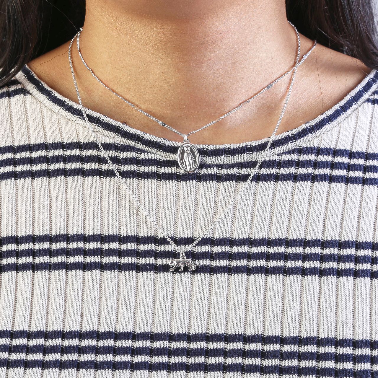 Zilverkleurige byoux ketting met ovale hanger