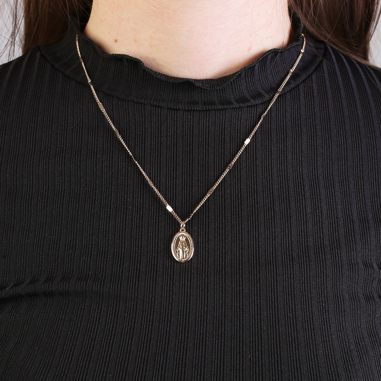 Goudkleurige byoux ketting met ovale hanger