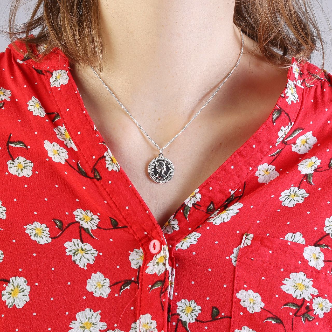 Zilverkleurige byoux ketting met munthanger vrouw