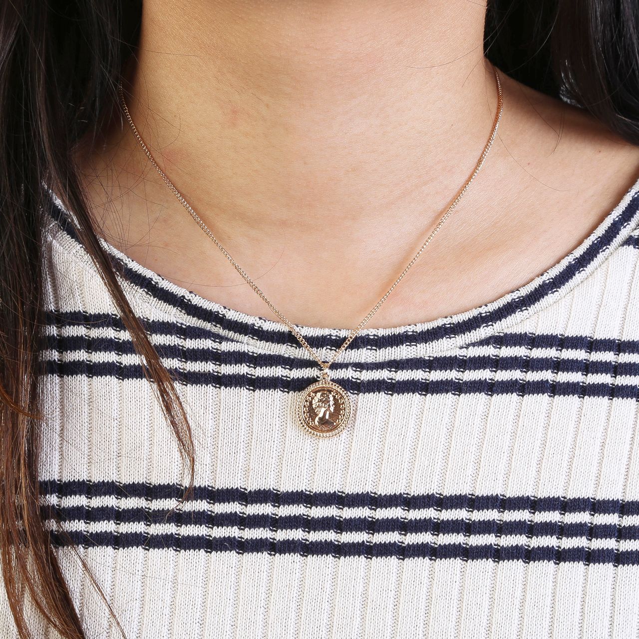 Goudkleurige byoux ketting met munthanger vrouw