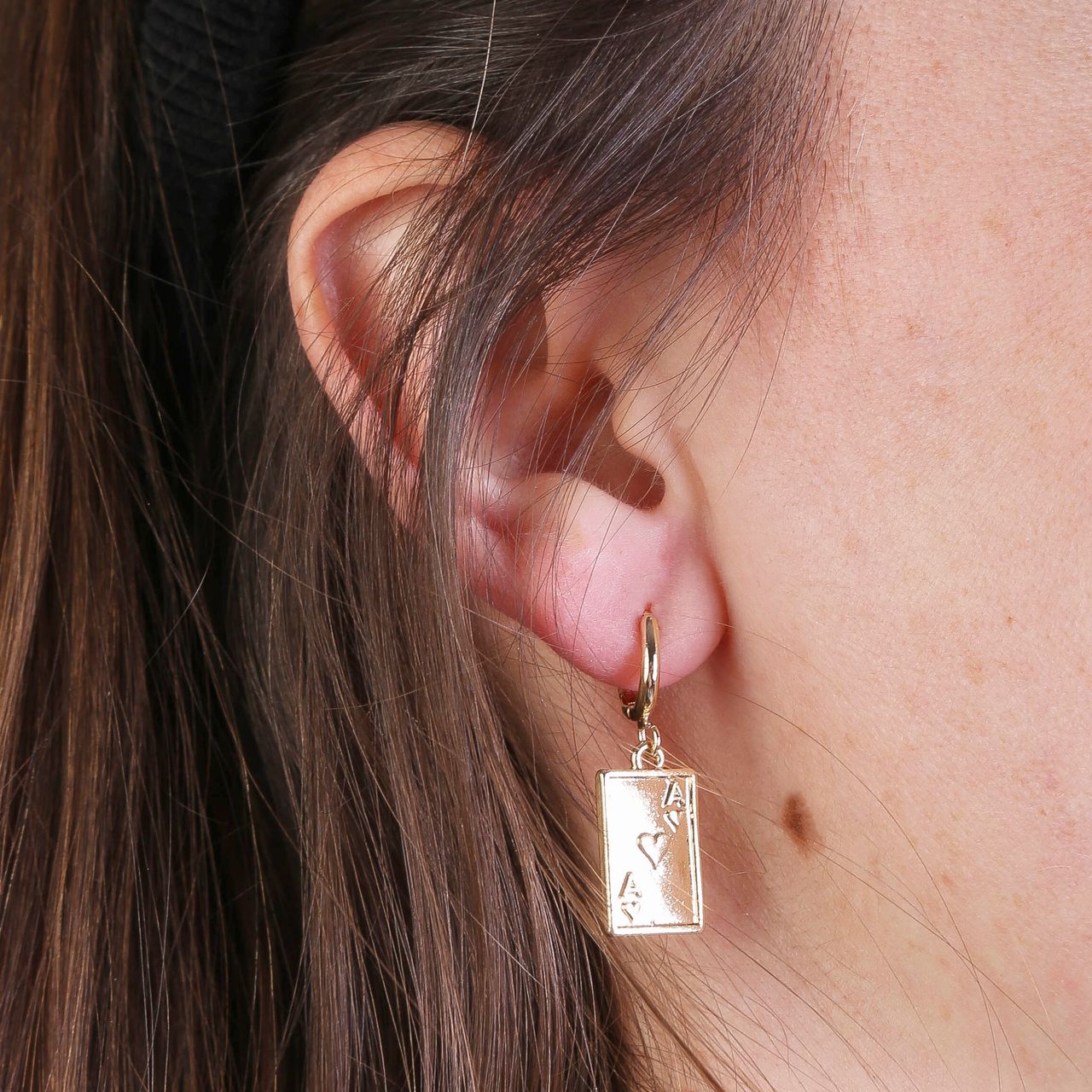 Goudkleurige byoux oorbellen speelkaart