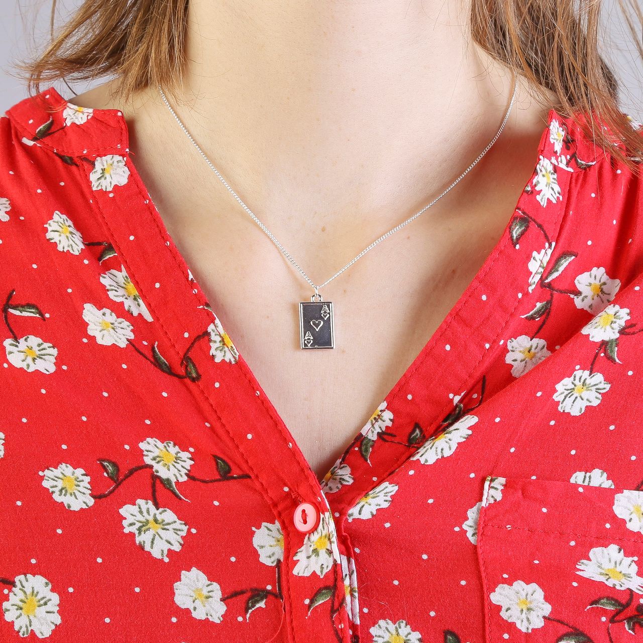 Zilverkleurige byoux ketting speelkaart