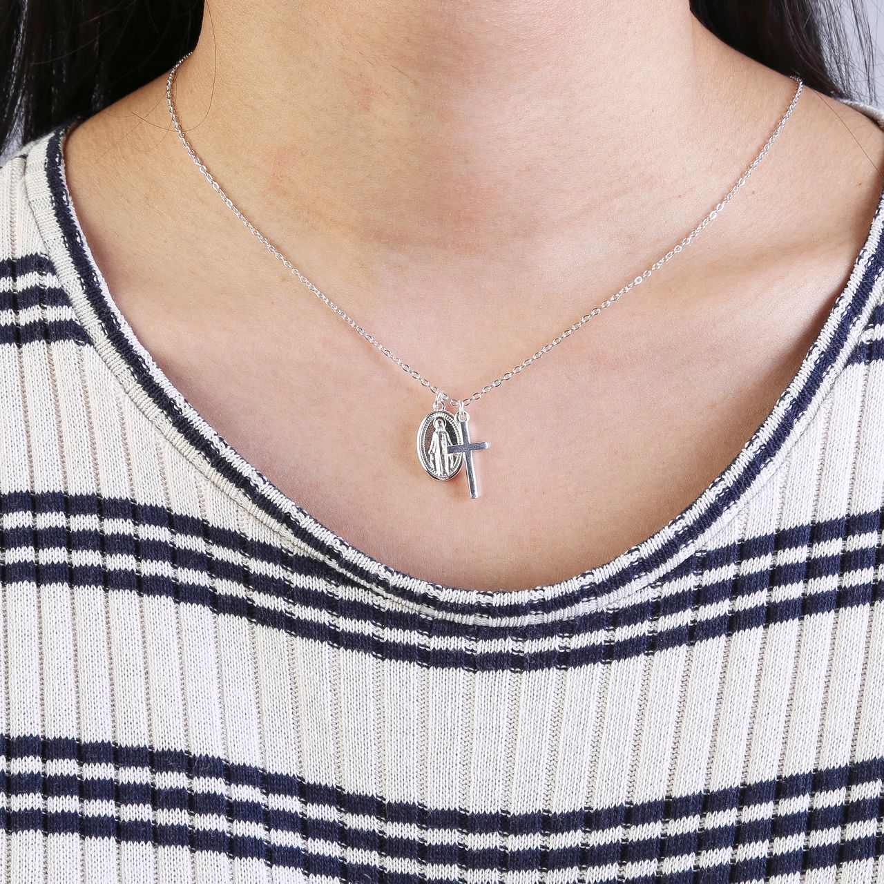 Zilverkleurige byoux ketting met kruis en hanger