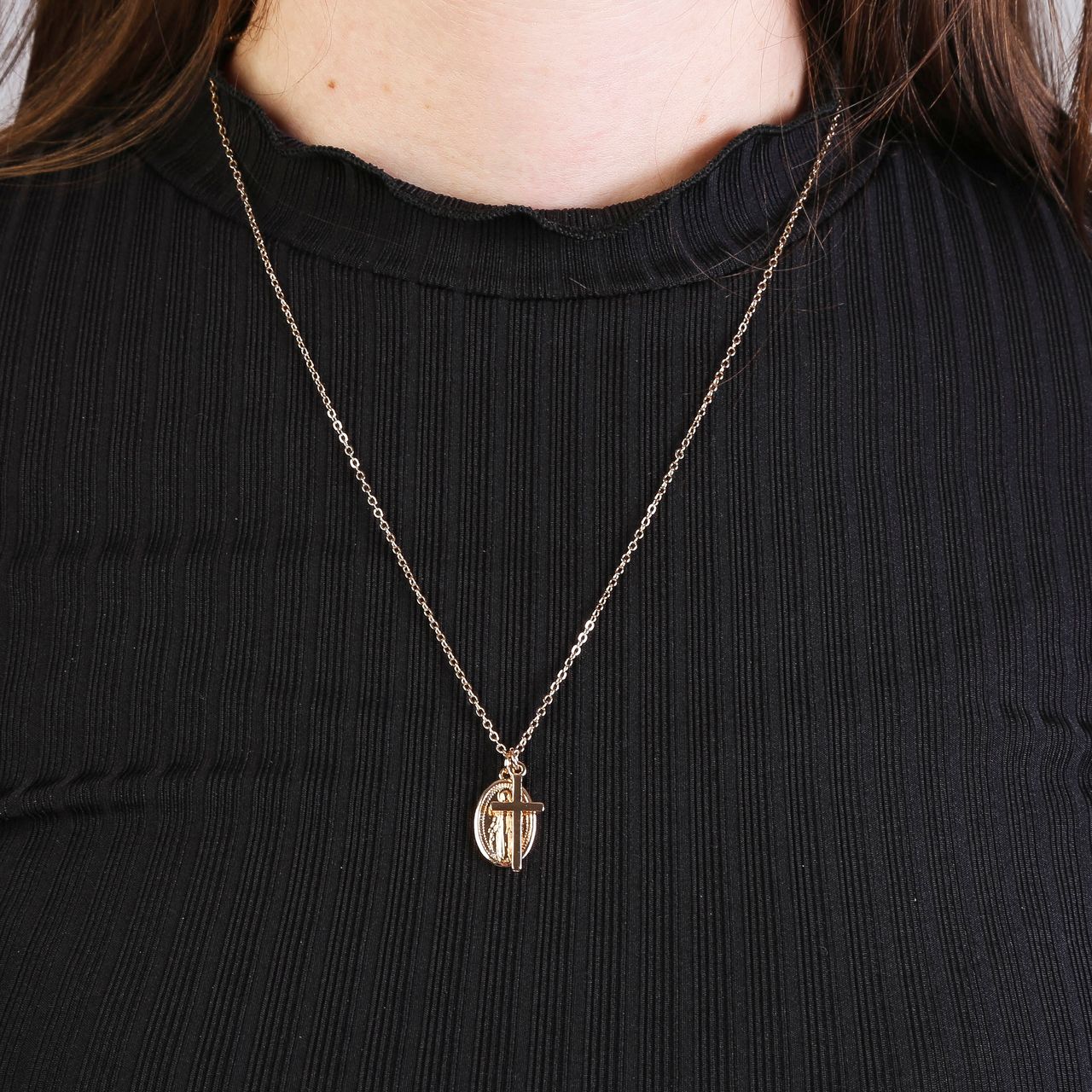 Goudkleurige byoux ketting met kruis en hanger