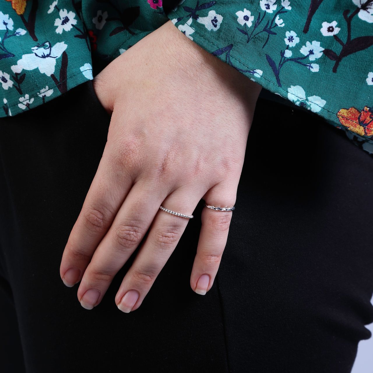 Zilverkleurige byoux ring gedraaid